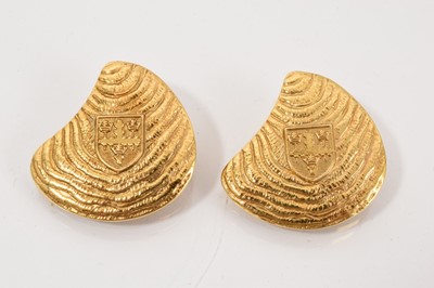 Lot 536 - Pair of Colchester Oyster Feast yellow metal brooches in the form of oyster shells with the Colchester town shield