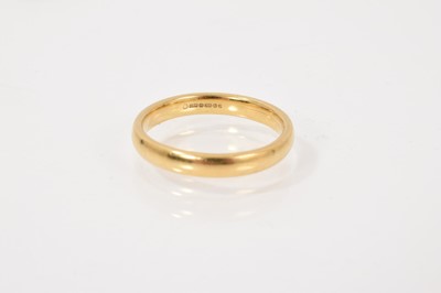 Lot 542 - 18ct gold wedding ring