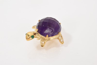 Lot 553 - Novelty gem set tortoise brooch
