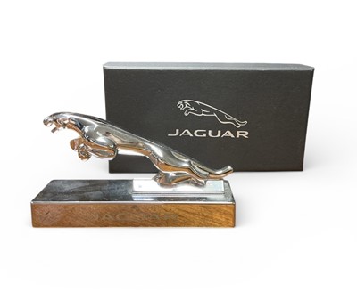 Lot 2 - Contemporary Jaguar presentation leaper desk ornament in original box, 9.5cm in length.