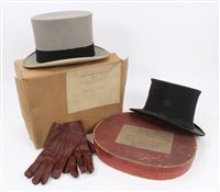 Lot 886 - Gentlemen's collapsible top hat in original...