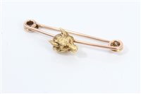 Lot 878 - Gold (9ct) stickpin with mounted fox mask,...