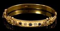 Lot 475 - George V gold (15ct) hinged bangle with three...