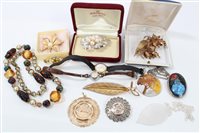 Lot 1203 - Group of vintage costume Jewellerylery -...