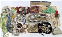 Lot 1219 - Vintage costume Jewellerylery - including two...