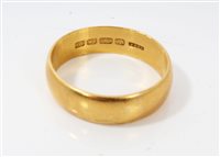 Lot 1227 - Gentlemen's gold (22ct) wedding ring. Size W