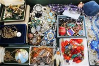 Lot 1249 - Group of vintage costume Jewellerylery -...