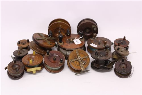 Lot 1551 - Large quantity of vintage wooden fishing reels...