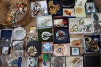 Lot 1287 - Quantity of vintage brooches, micromosaic,...