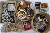 Lot 1289 - Vintage Jewellerylery selections - necklaces,...