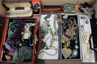 Lot 1298 - Good group of vintage costume Jewellerylery...