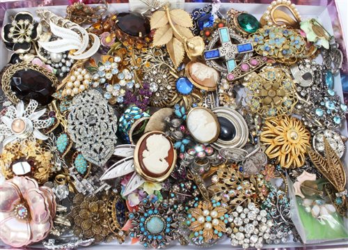 Lot 1265 - Collection of vintage brooches - including