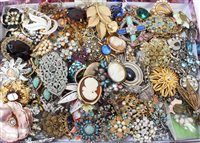 Lot 1265 - Collection of vintage brooches - including gem...