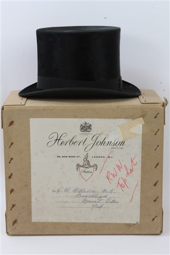 Lot 3093 - Gentlemen's 'Extra Quality' black top hat in...