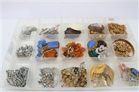 Lot 3223 - Collection of vintage brooches - including...