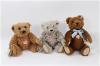 Lot 2842 - Teddy Bears - Steiff 669712, 68182, 669576,...