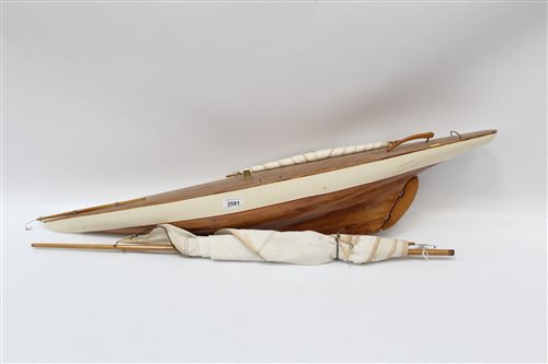 Lot 3581 - Pond yacht with wooden hull, mast and sails,...