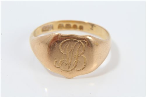 Lot 3330 - 18ct gold signet ring