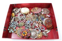 Lot 3257 - Collection of vintage brooches - including...