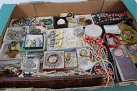 Lot 3260 - Quantity of vintage costume jewellery and...