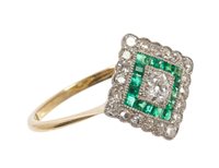 Lot 476 - Art Deco-style diamond and emerald ring, the...