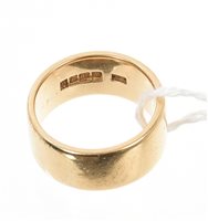 Lot 552 - A heavy antique 18ct gold wedding ring (London...