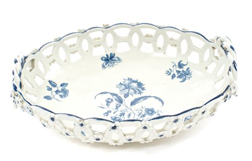Lot 66 - 18th century Worcester oval blue and white...