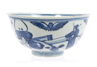 Lot 103 - 17th / 18th century Chinese blue and white...