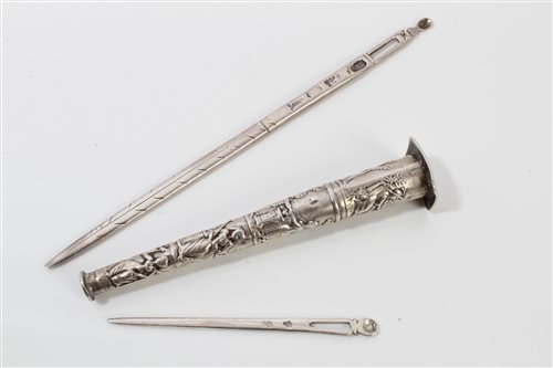 Lot 712 - George II silver bodkin with engraved ornament...
