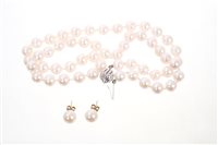 Lot 564 - Cultured pearl necklace with a single string...