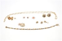 Lot 586 - Group of gold and yellow metal jewellery - to...