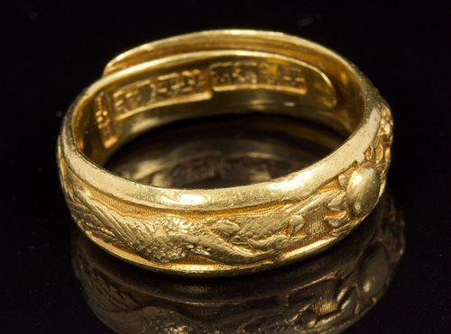 Lot 588 - 19th century Chinese high carat gold ring,...