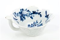 Lot 105 - 18th century Worcester blue and white leaf...