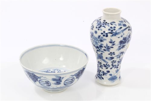 Lot 132 - 19th century Chinese export blue and white...
