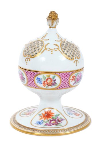 Lot 76 - Late 19th century German porcelain potpourri...