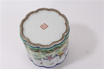 Lot 110 - Early 20th century Chinese export famille rose tea canister and cover