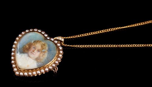 Lot 423 - Late Victorian 15ct gold heart shape portrait...