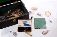 Lot 424 - Victorian leather jewellery box containing a...