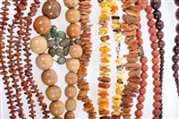 Lot 425 - Collection of jewellery to include amber bead...