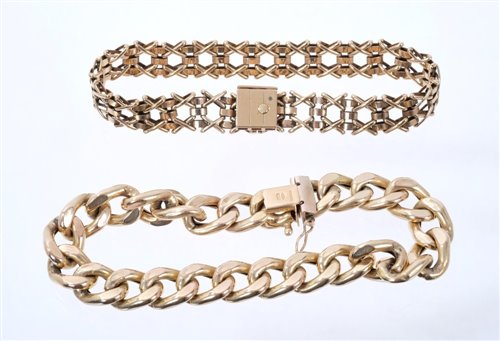 Lot 493 - 9ct gold gate bracelet and a 9ct gold curb...