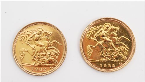 Lot 91 - G.B. gold Half Sovereigns - Elizabeth II 1982...