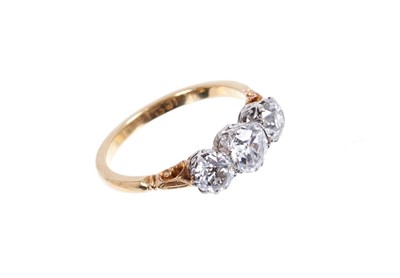 Lot 588 - Three stone diamond ring