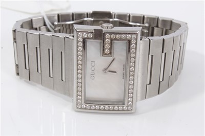 Lot 3310 - Gucci ladies' stainless steel wristwatch, boxed