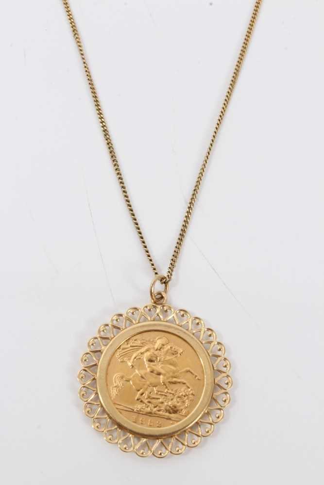 Lot 3213 - Gold Half Sovereign, 1982, in gold (9ct) pendant mount on gold (9ct) chain