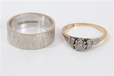 Lot 3214 - White gold (18ct) wedding ring with bark effect decoration, size N-O and a gold (18ct) diamond single stone ring in illusion setting, size M.