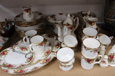 Lot 2153 - Extensive Royal Albert Old Country Roses tea and dinner service and
other matching items – including vases (71 pieces)