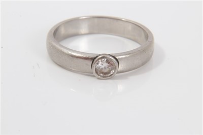Lot 3221 - Diamond single stone ring with a brilliant cut diamond in rub over setting on precious white metal shank. Ring size Q½