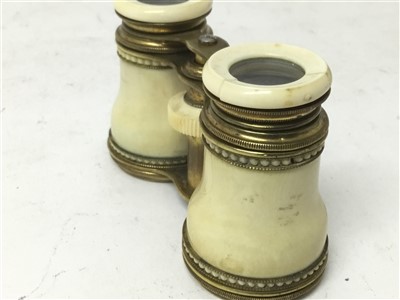 Lot 1300 - Mrs Mary Todd Lincoln’s opera glasses, dropped in Ford’s Theatre the night of President Lincoln’s assassination
