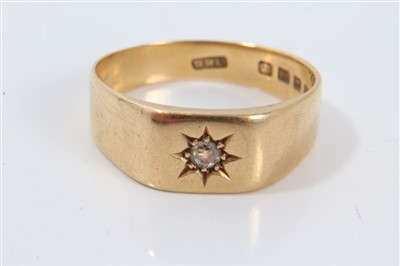 Lot 3207 - Gentlemen's gold (18ct) diamond single stone signet ring. Size X-Y