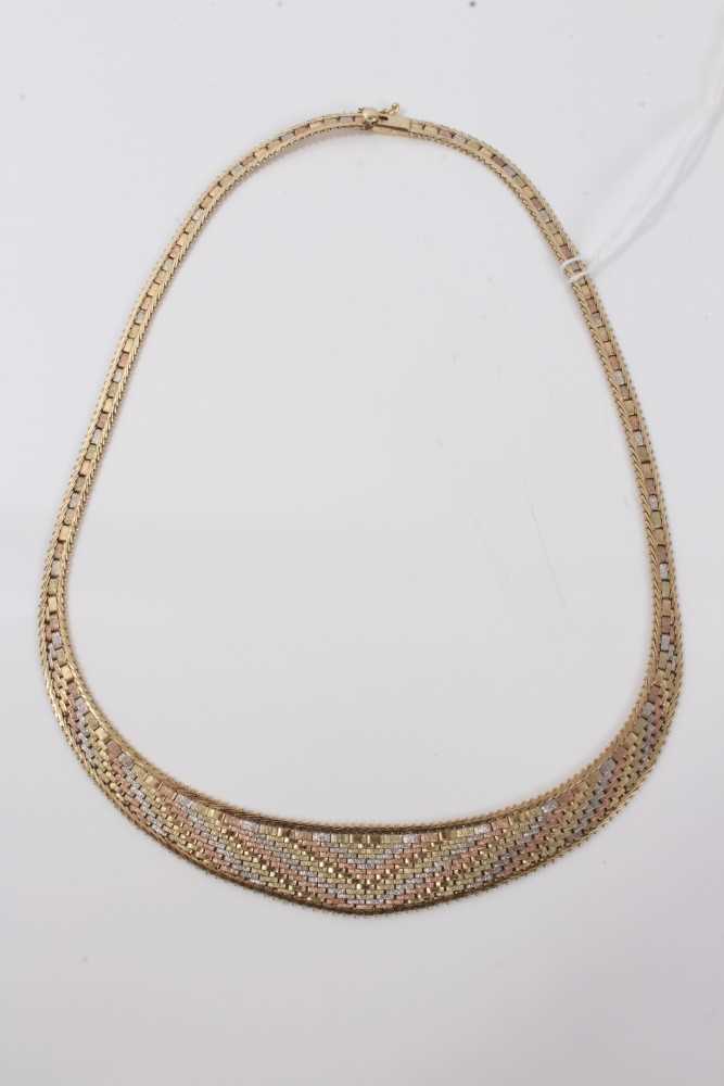 Lot 3210 - Gold (9ct) three-colour necklace